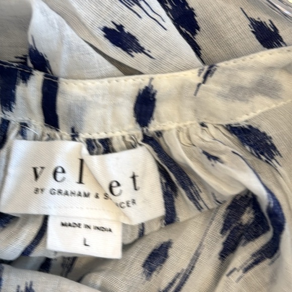 Velvet by Graham & Spencer Stella Ikat Print Blouse Size Large Blue & White - Picture 7 of 9